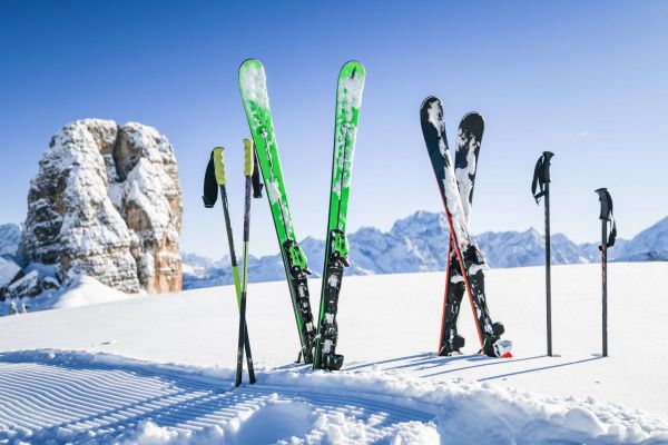 ski's in sneeuw