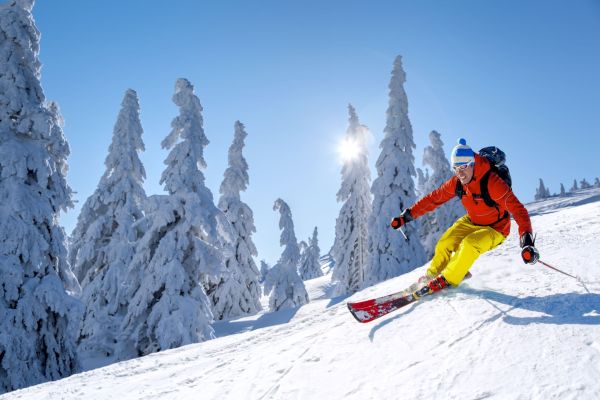 skier op de piste in actie