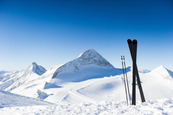 Ski's in de sneeuw